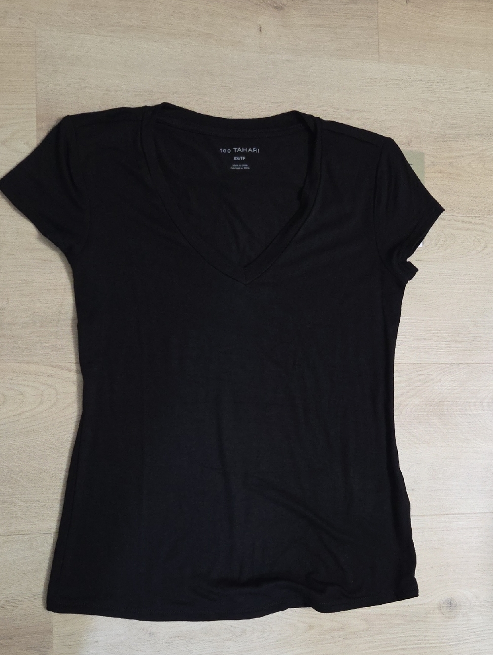 tee Tahari Black V-Neck Short Sleeve Women's Tee